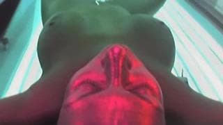 Brunette qui prend un bain de soleil