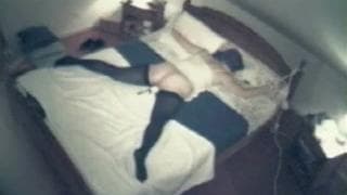 Accrochée au lit, elle s'endort Accrochée au lit, elle s'endort
