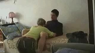 Ce couple en chaleur baise devant la caméra !