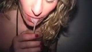 Blondasse qui aime lécher des queues !