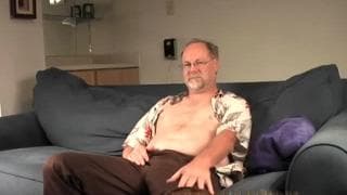 Une bonne branlette pour ce mec mature