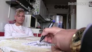 Ce minet blond tourne un bon film amateur