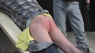 Il se prend des doigts dans le cul Il se prend des doigts dans le cul