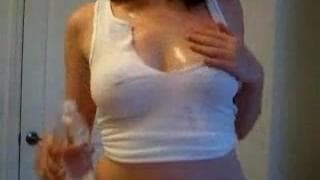 Striptease et caresses pour une teen en rut ! Striptease et caresses pour une teen en rut !