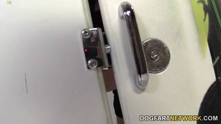 Sandra Luberc suce un black dans un glory hole Sandra Luberc suce un black dans un glory hole