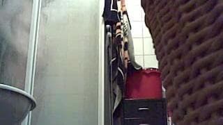 Cette jolie nana se filme sous la douche Cette jolie nana se filme sous la douche