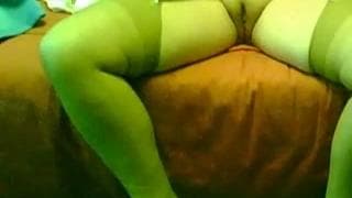 Elle va se faire du bien avec un gode Elle va se faire du bien avec un gode