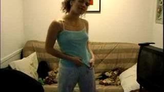 Quand une teen s'exhibe tranquillement ! Quand une teen s'exhibe tranquillement !