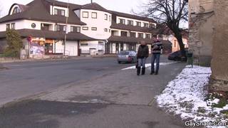 Elle ramène les gars à la maison