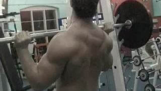 Un homme fier de ses muscles sous la douche