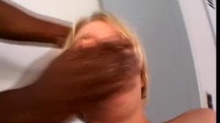 Missy Monroe une bite géante ça l'intéresse !