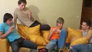 Quand deux mecs bourrés s'enculent bien ! Quand deux mecs bourrés s'enculent bien !