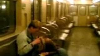 Un couple dans le métro et une pipe Un couple dans le métro et une pipe