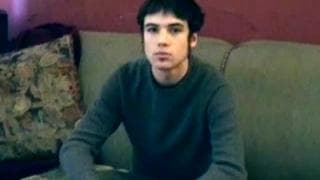 Un gars qui éjacule sur son mec