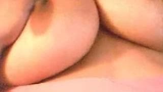 Elle se caresse le corps avec sensualité