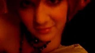 Cette nana s'éclate un peu devant la caméra