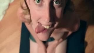 Jeune blonde lui taille une belle pipe ! Jeune blonde lui taille une belle pipe !