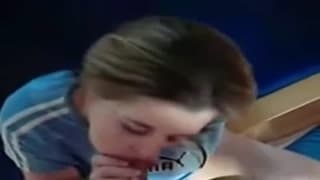 Une petite cochonne qui suce son mec !