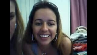 Exhibe avec deux jeunes femmes devant la cam