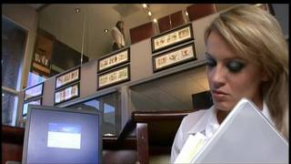 Jennifer Dark une brunette en chaleur en vidéo