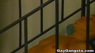 Deux hommes qui s'éclatent avec des amis