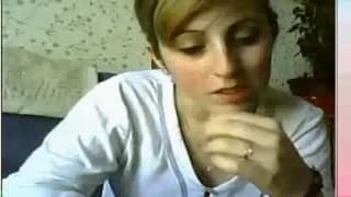 Cette teen montre ses formes devant la webcam Cette teen montre ses formes devant la webcam