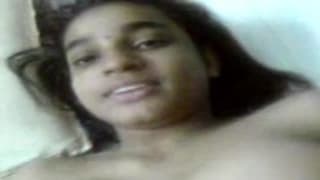 Il baise avec sa copine et filme en même temps Il baise avec sa copine et filme en même temps