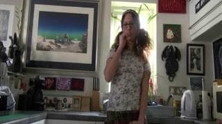 Une étudiante brune avec une jolie jupe