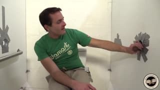 Aiden Parker suce la bite d'un gars dans les wc