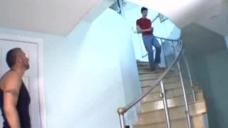 Voici un dilf qui s'occupe d'un petit jeune !