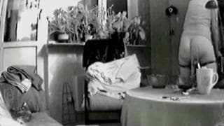 Elle touche sa vulve généreusement !