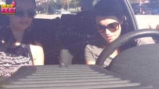 Les pieds d'une brunette dans la voiture Les pieds d'une brunette dans la voiture