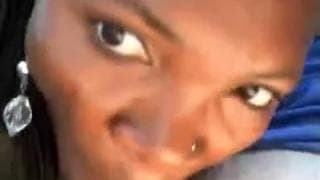 Très belle turlute qu'elle réalise en voiture