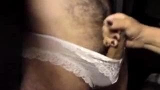 Il porte la culotte de sa femme