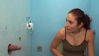 Simona une jeune rousse pour un gloryhole Simona une jeune rousse pour un gloryhole