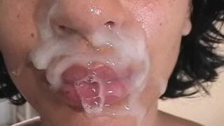 Une jeune brésilienne qui adore le foutre ! Jeune 18-21ans, Ejac Faciale, Fellation, Latinas, POV 1er Personne, Brune, Petits Seins, Teen Porn