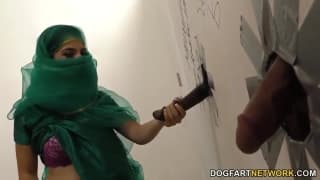Nadia Ali une beurette en rut pour un gloryhole Nadia Ali une beurette en rut pour un gloryhole