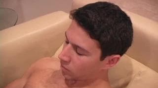 Avi un homme musclé à venir découvrir