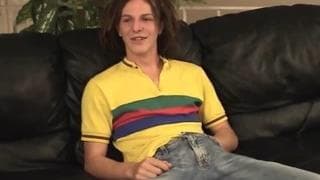 Branlette sympathique d'un jeune homme