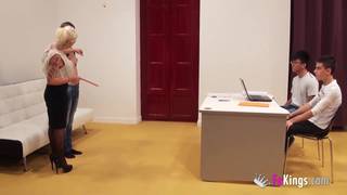 Gina va donner des cours à ces deux jeunots Gina va donner des cours à ces deux jeunots