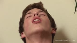 Quelques jeunots pour une baise de groupe !