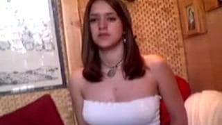 Elle nous montre des gros seins Elle nous montre des gros seins