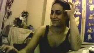 Elle se titille les tétons devant la webcam !