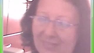 Une femme de ménage dans les vestiaires