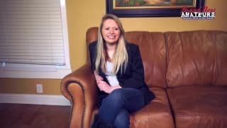Cette blonde passe un casting porno excitant Cette blonde passe un casting porno excitant
