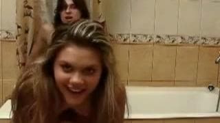 Jeune couple amateur qui aime la levrette Jeune couple amateur qui aime la levrette