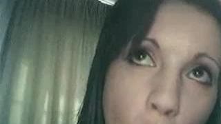 Une brune qui se touche devant la caméra Une brune qui se touche devant la caméra