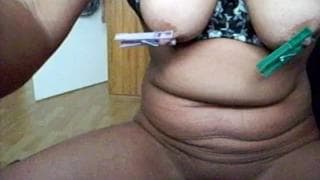 Une femme se masturbe et c'est trop bon Une femme se masturbe et c'est trop bon
