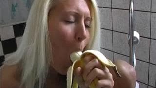 Elle se masturbe avec une banane Elle se masturbe avec une banane