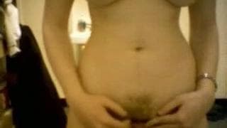 Une nana et sa chatte baveuse devant la caméra Une nana et sa chatte baveuse devant la caméra